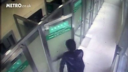 Shikojeni këtë reagim të dhunshëm, pasi bankomati ia përpiu kartelën