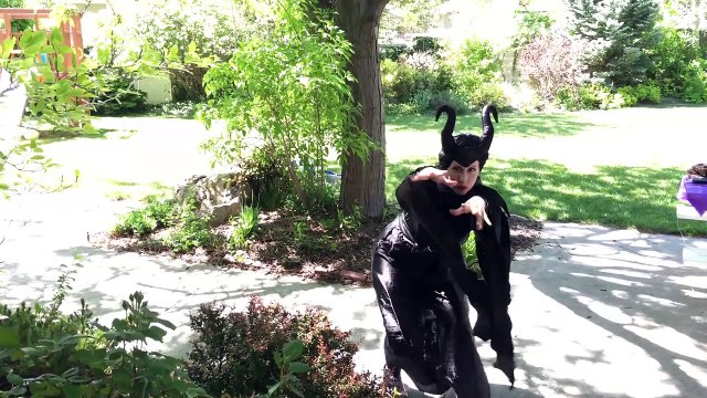 Joker vs Spiderman y Congelado Elsa Coche de Batalla Diversión Superhéroe de los Niños En la Vida Real En 4K