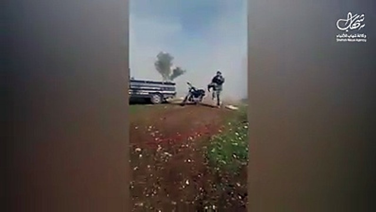 طفل سوري يصرخ على والده "بابا شيلني" بعد أن فقد طرفيه بصواريخ روسيا على ريف #إدلب