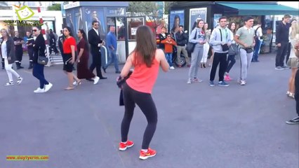 Sokakta kızdan harika çiftetelli oynamaca