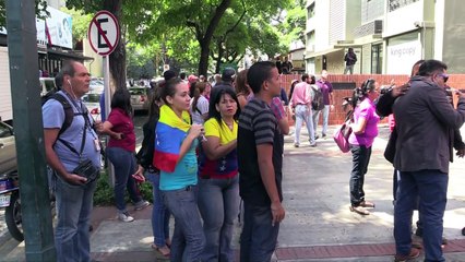Venezuelanos fazem protesto contra e a favor do bloqueio da CNN