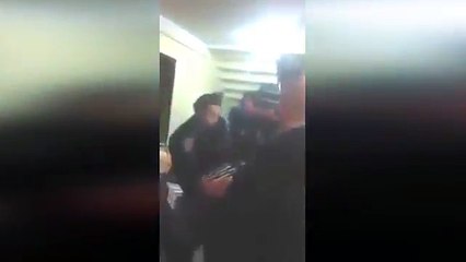 Policías le dan descargas eléctricas a mujer embarazada
