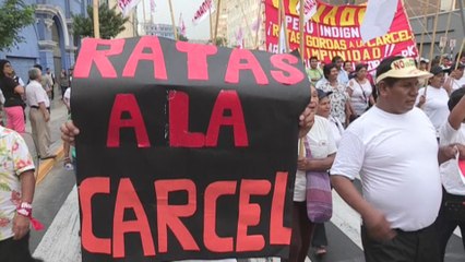 Miles de personas protestan en Lima contra caso de corrupción de Odebrecht