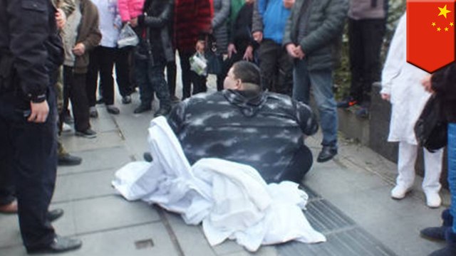 Fat man falls: Obese Chinese man slips on sidewalk, takes group 2 hours to stand him up - TomoNews
