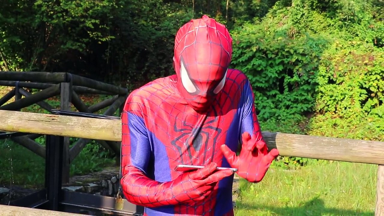 Is Frozen Elsa Dead? DEATH KISS w/ Spiderman Evil Devil Hulk Snow white Joker Superman IRL