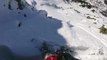 Ce snowboardeur se fait piéger dans une avalanche massive !