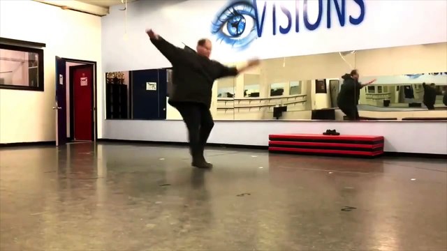 Ce danseur bien fat prouve que tout le monde peut le faire !