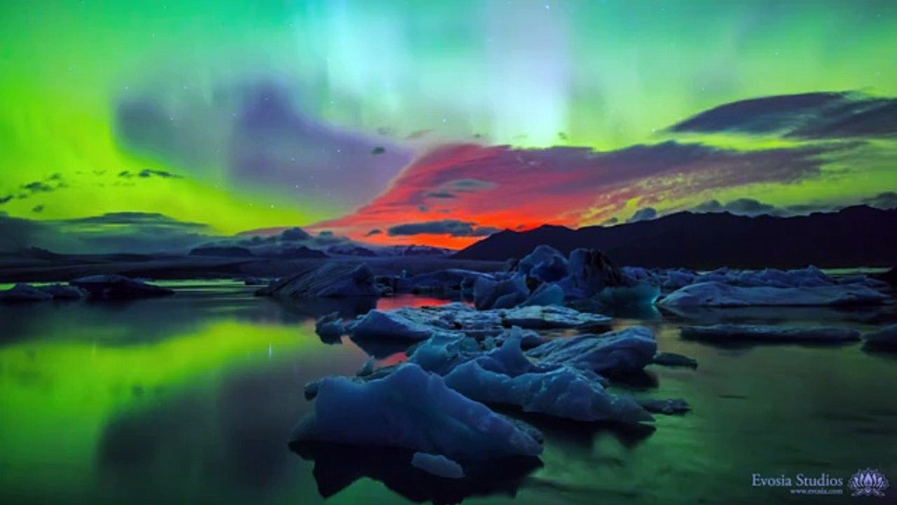 Il photographie un volcan en éruption sous l'aurore boréale. Un phénomène naturel rarissime !