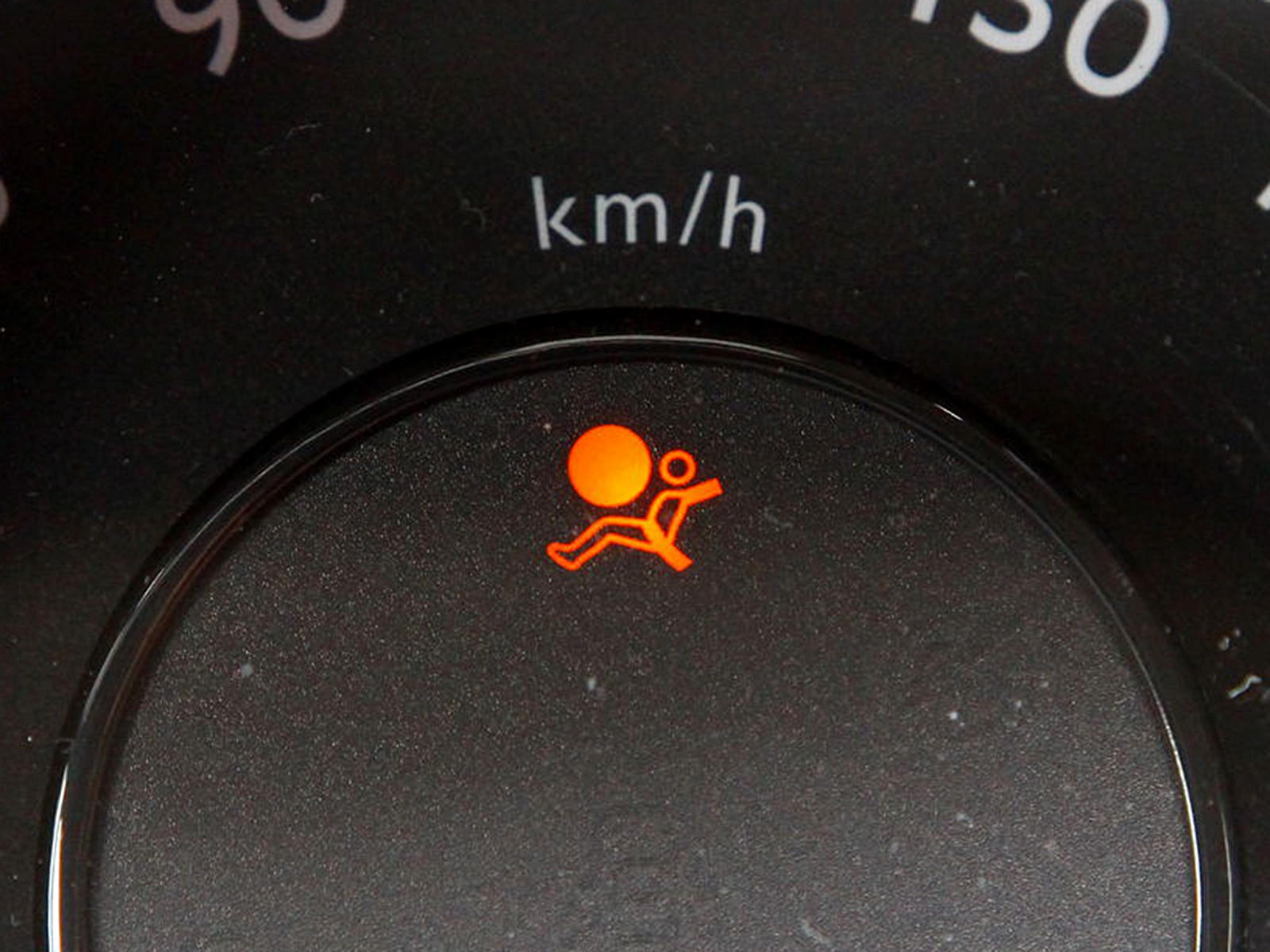 Dailymotion Video: Tuto : Voyant d’airbag allumé, comment régler ça [vidéo]