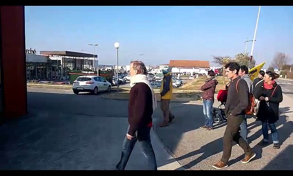 Des manifestants de la Confédération Paysanne investissent une agence Groupama de Chabeuil