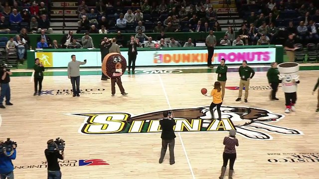 Basket - Cette fan rentre un tir du milieu du terrain... avant d'être demandée en mariage