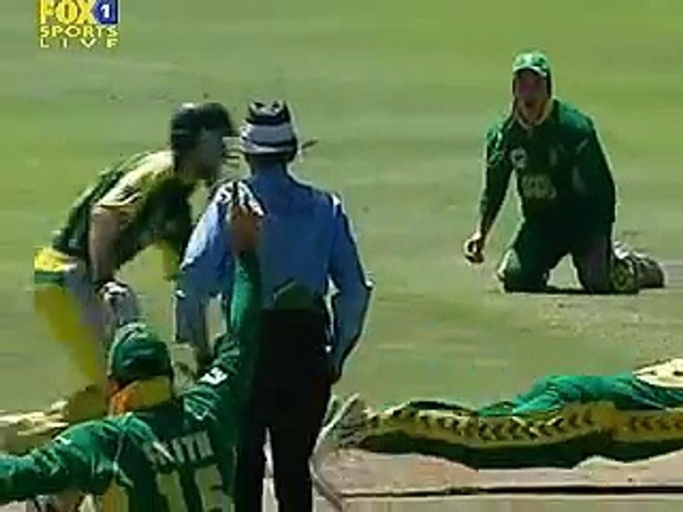 AB DeVilliers runs out Katich