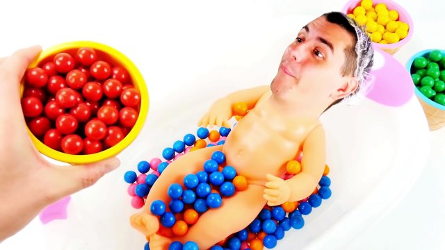 Bad Baby Doll Learn Colors Bath Time with Bubble Gum Candy - Funny Learning Colours for Ki