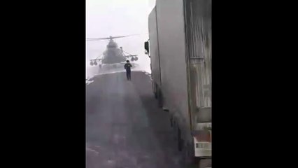 Il se pose en hélicoptère sur la route, pour demander son chemin