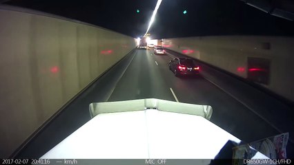 Il atterrit avec sa moto dans la remorque d'un camion