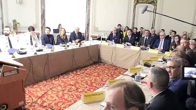 Arrivée de Fillon à Tourcoing, des manifestants sur place