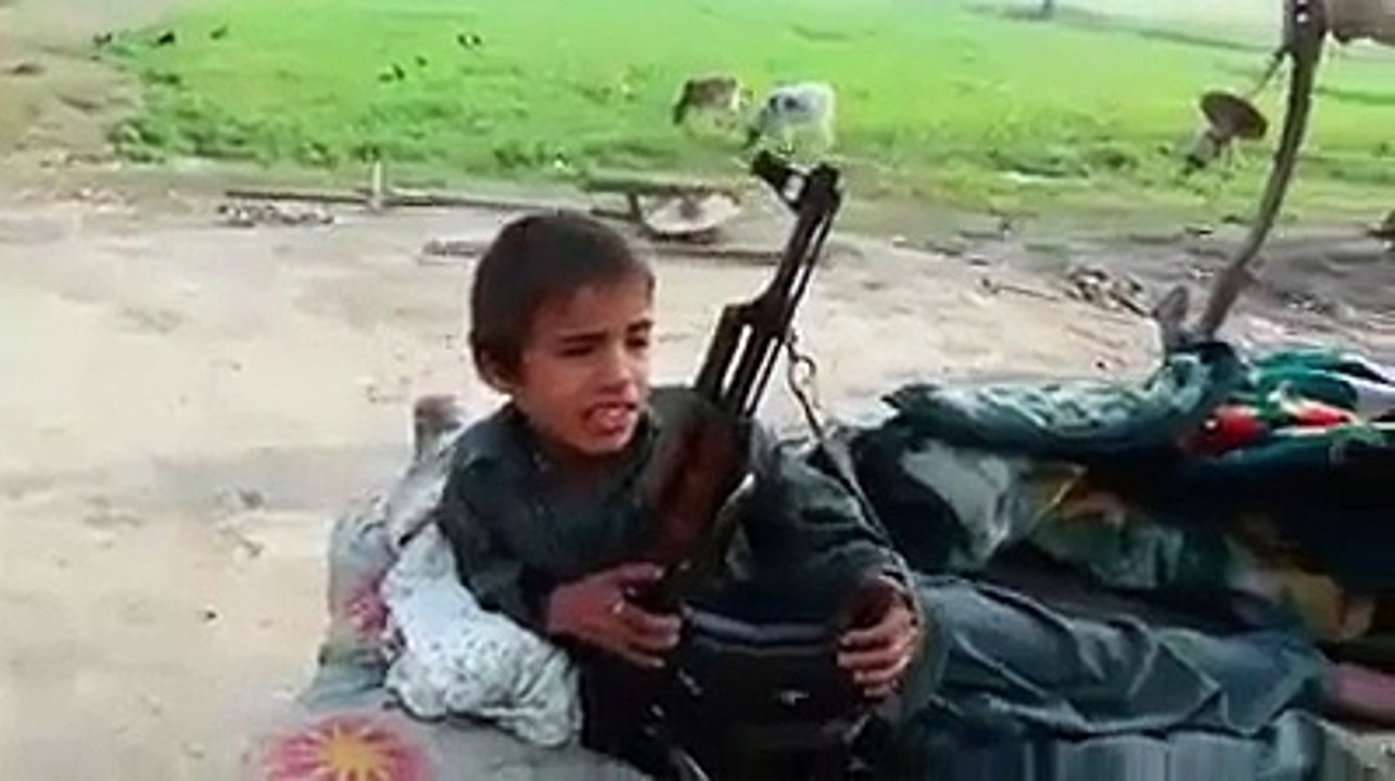 Iss bachay ke awaz check kare.