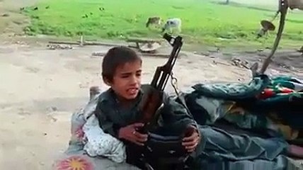 Iss bachay ke awaz check kare.