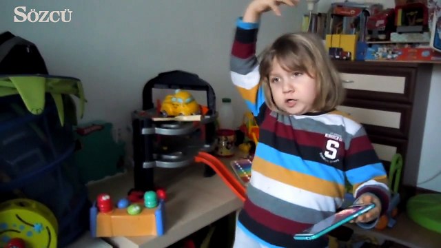 Sevimli çocuk İzmir Marşı'nı böyle söyledi