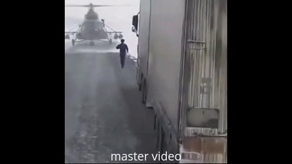 Un hélico atterrit au milieu de la route pour demander son chemin !