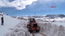 Mersin'de Karla Kaplı Yayla Yolları Açılıyor