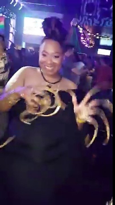 Vous n’allez pas le croire à vos yeux : une discothèque qui n’accueille que des femmes aux ongles longs