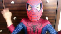 Los superhéroes de SPIDERMAN ENFERMO EN la VIDA REAL IRL Spidey Webs SALVAR a BEBÉ de Papel Higiénico Spidey Bebé