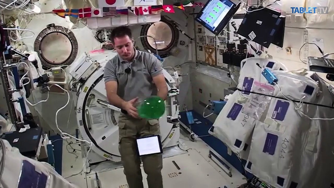 Astronaut skúma pohyb kvapalín v kozme
