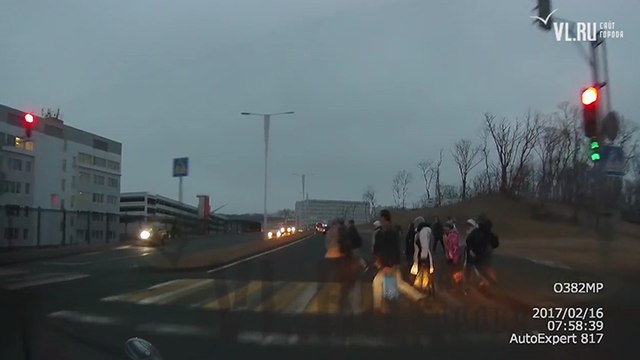 Elle renverse un groupe de piétons