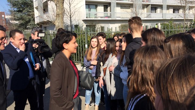 Bain de foule pour Najat Vallaud-Belkacem au lycée Fitzgerald de Vienne
