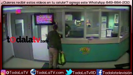 Dos policias se enfrentan ante la mirada de reclusos-Video