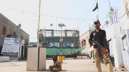 Pakistán venga la matanza en templo sufí con operación con más de 30 muertos