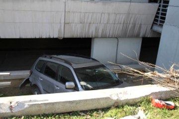 Atatürk Havalimanı'nda Geri Manevra Yapan Cip 3 Metre Aşağıya Düştü