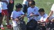 Crianças recebem kit escolar de jogadores do Corinthians no CT