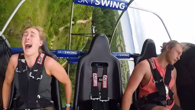 Deux jeunes amoureux tentent un manège à sensation et c'est une mauvaise idée !!