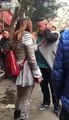 Elle frappe son mari en pleine rue parce qu'il l'a trompé!