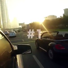 Un modèle Instagram risque sa vie en se balançant du haut d'un gratte ciel pour un shooting