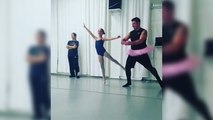 Des papas dansent avec leurs filles dans un cours de danse classique