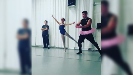 Des papas dansent avec leurs filles dans un cours de danse classique
