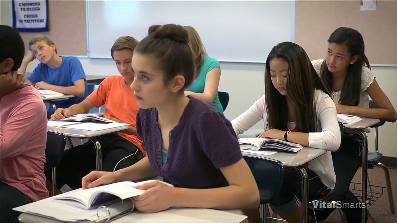 L'agent d'entretien d'un collège aux USA donne une excellente leçon à des élèves peu respectueuses de son travail