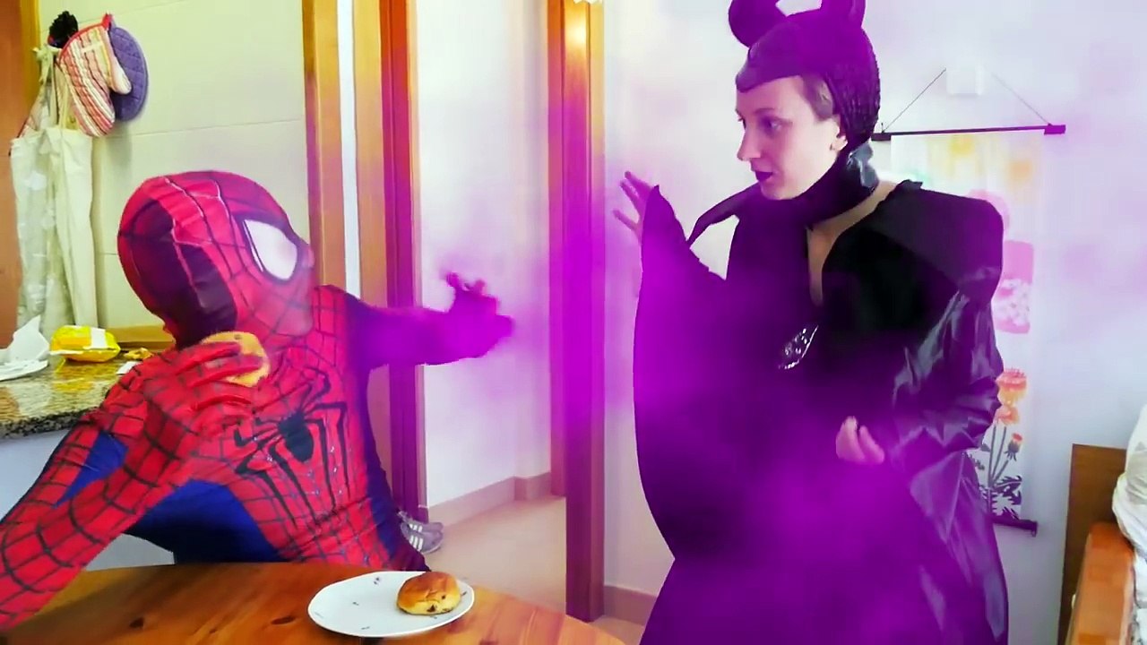 SPIDERMAN HATES FROZEN ELSA !! JOKER Toy Freaks Family w/ Bad Baby vs Frozen Elsa & Hidden