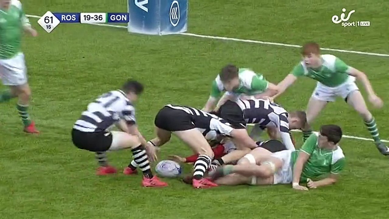 Un jeune pilier irlandais à la conclusion d’un essai de 100 mètres