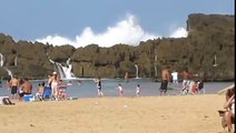 Quand des vagues géantes envahissent une plage fermée à Porto Rico