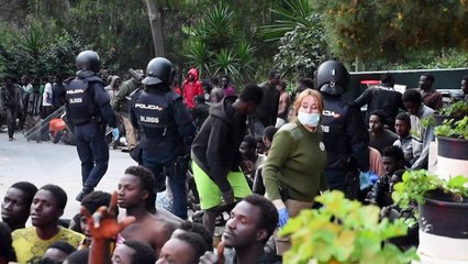 Migrantes entram na Espanha forçando a cerca de Ceuta