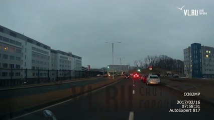 Une conductrice grille un feu rouge et renverse des piétons