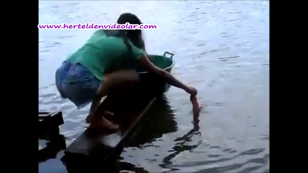 Kızın acayip balık tutma tekniği