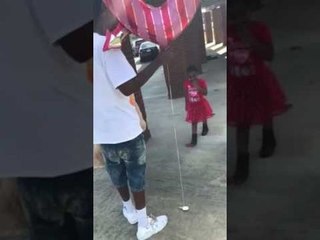 Un papa fait une jolie surprise à sa fille pour la saint Valentin