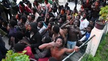 Cientos de migrantes entran en España forzando la valla de Ceuta