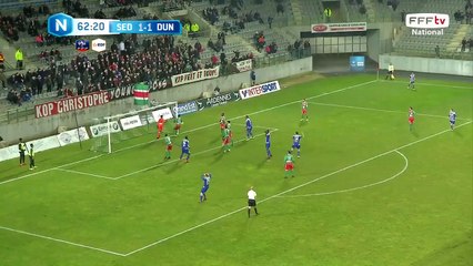 La tête passe juste à coté du but !