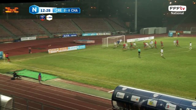 Corner bien frappé au premier poteau...